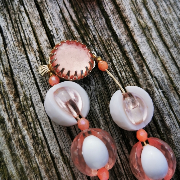 Vintage White and Pink Plastic Bead Necklace and Clip On Earrings - Picture 5 of 16